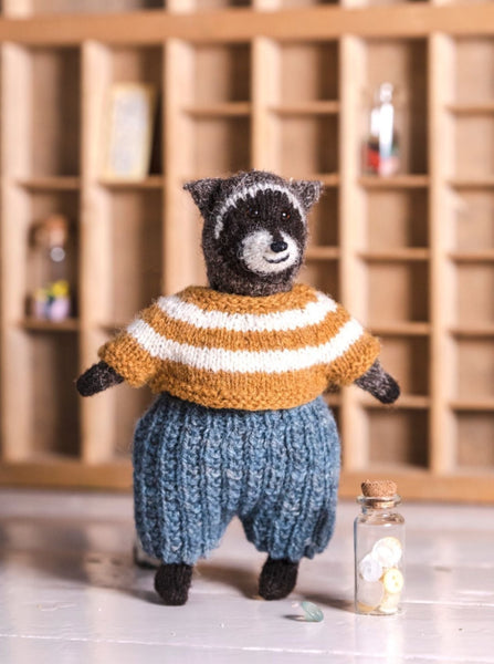 Billie the Raccoon Yarn Kit