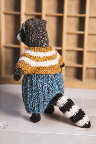 Billie the Raccoon Yarn Kit